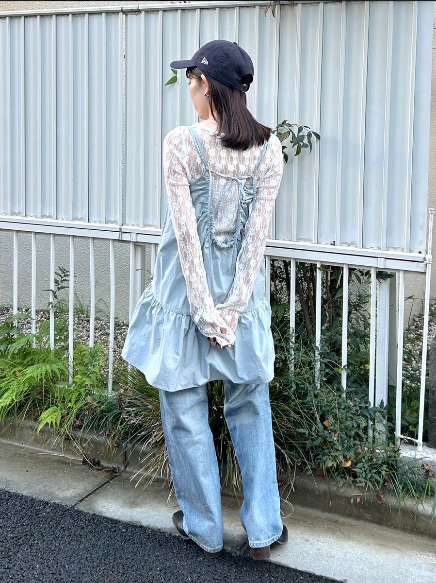 ungrid_sendai's tweet photo. 【NEW  ARRIVAL🧸】

#バックオープンミドル丈キャミ 
BLK/BLU/RED    ¥11,000

Aラインと裾のフリルと長めの丈がスタイルカバーもしてくれるアイテム🌟

155cmの方で太ももにかかる丈感🫶🏻
細身ですが体のラインは出にくい設定になっています✨

#Ungrid #仙台パルコ https://t.co/t139erblBU