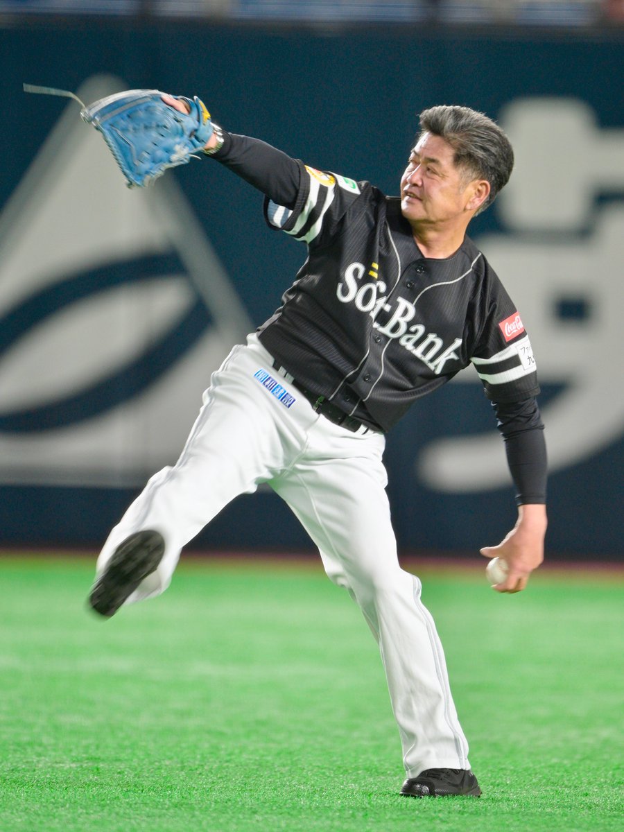 8W6thTFS's tweet photo. 今日はスペシャルマッチ✨
やっぱり工藤さんスゲ〜😍
#sbhawks
#SoftBankHAWKS20thANNIVERSARY
#SPECIALMATCH
#工藤公康
#白鷹軍団
#黒鷹軍団
#OB戦 https://t.co/6rHcAPQMiK