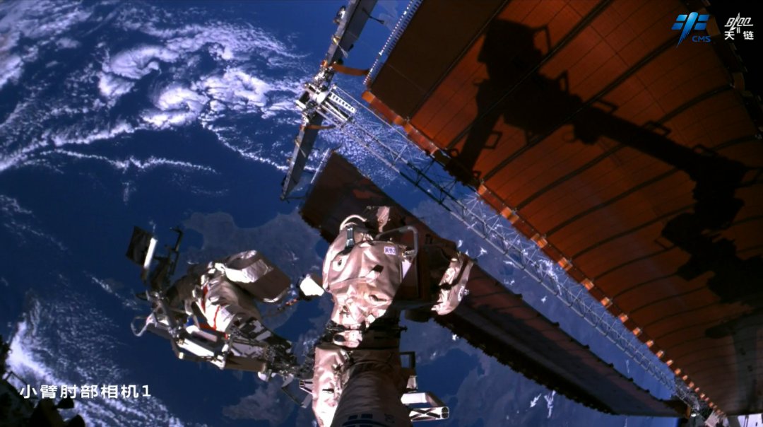 據中國載人航天工程辦公室消息，北京時間2025年3月21日20時50分，神舟十九號乘組航天員蔡旭哲、宋令東、王浩澤密切協同，在空間站機械臂和地面科研人員的配合支持下，完成了空間站空間碎片防護裝置及艙外輔助設施安裝、艙外設備設施巡檢等任務。出艙航天員蔡旭哲、宋令東已安全返回問天實驗艙。