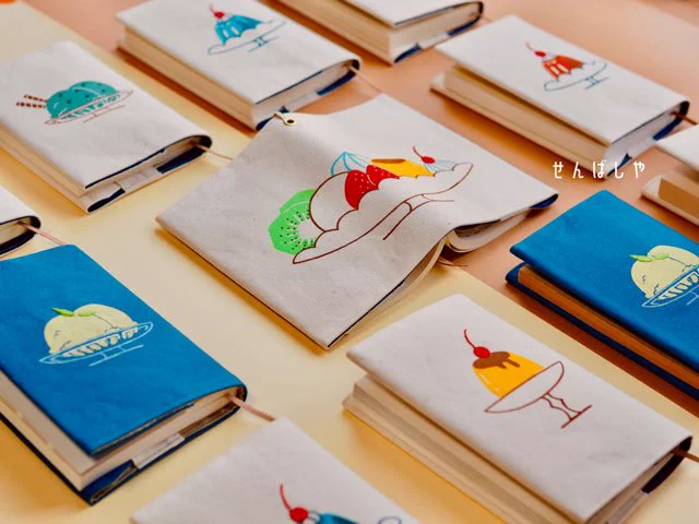 本日minneにてあいことばクーポンが出ております春の読書のお供にブックカバーはいかがでしょうか? 