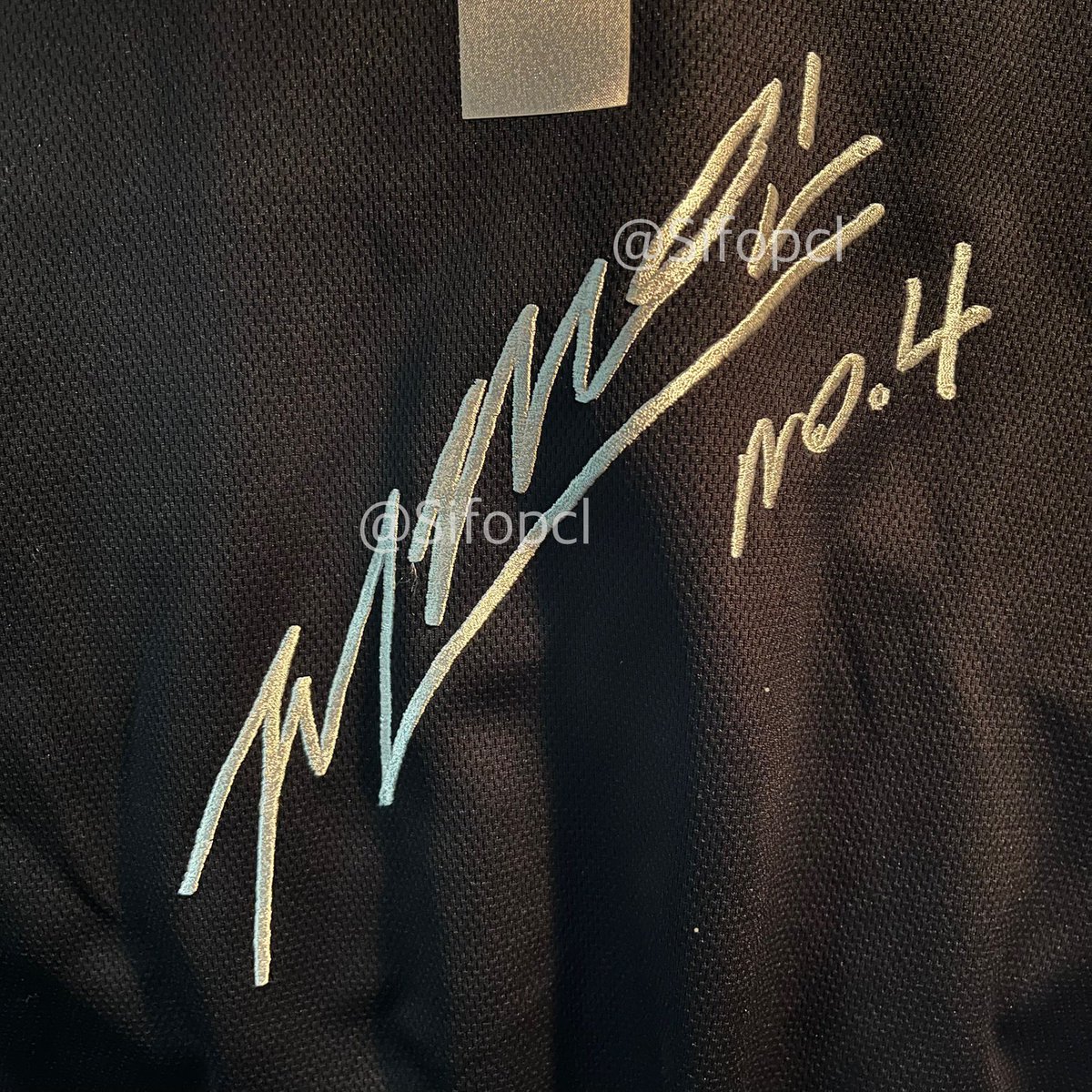 🌟 대전 제일컴퓨터자수 🌟

중앙시장 안에 있음! 제일자수로 검색해서 가는 게 나을 거예요 주차빌딩이랑도 가까움!
타스포츠 대전구단 팬들한테는 이미 유명한듯? 안에 유니폼이 여러 벌 걸려 있었어요
15,000원에 했고 사람 없어서 1시간 정도 걸림 
정관장 휀걸들은 여기서 싸인자수 해보세요‼️