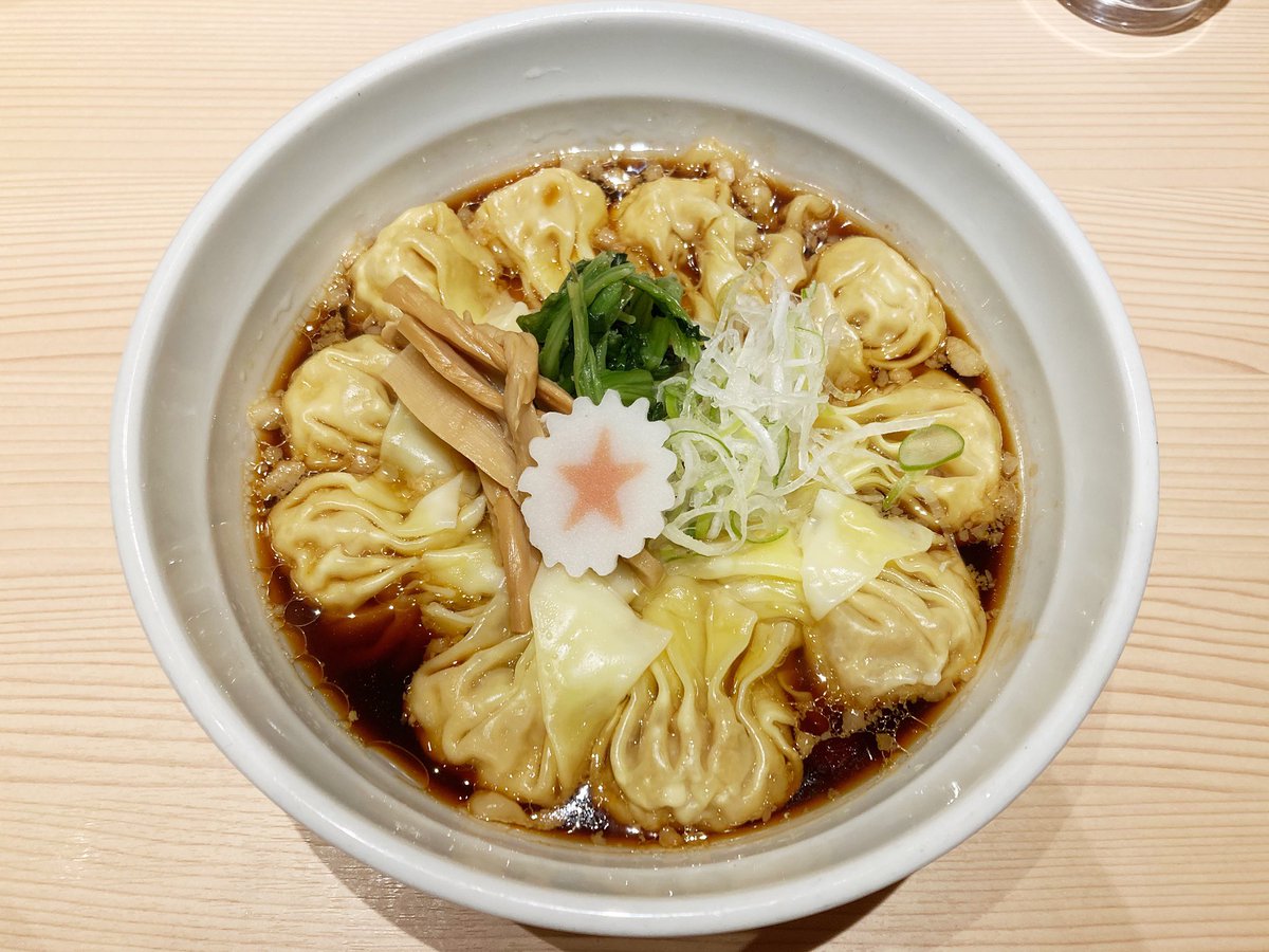 ⚓️ #横浜グルメ ⚓️

最近ハマってる『Wワンタン麺』が美味しすぎる(● ˃̶͈̀ロ˂̶͈́)੭ꠥ⁾⁾💓
麺が見えないくらいワンタンがぎっしり😋
肉汁溢れるジューシーなワンタン最高✨

#ラーメン