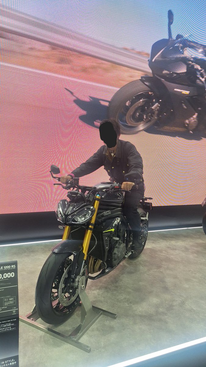 NT357Z9's tweet photo. ボンネビルも良いなぁ♪

スピードトリプル1200RSで本気で行くかぁ🏍️
そして、二回目のmapico さんとツーショット📸
たはらかすみさんともツーショット📸

#大阪モーターサイクルショー
#ボンネビルT120
#スピードトリプル1200RS
#mapico 
#たはらかすみ https://t.co/1OAkreFs36