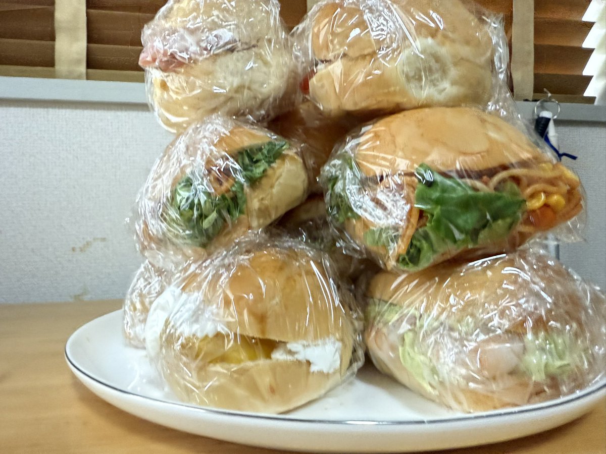 tomoyako's tweet photo. 今日はコストコディナーロールをバンズにして、各種作ってみました。中身は「アボガドシュリンプ」「ツナきゅうり」「バンバーグ」「ハム卵トマト」「ゆで卵ウインナー」「ナポリタン」そしてデザート系「マンゴー」😁 #作り置き #おうちご飯lover  #ディナーロール https://t.co/7INRqldYlo