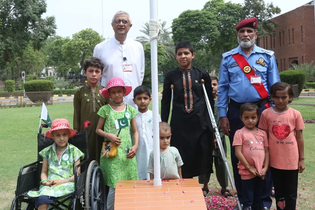 fslsltn's tweet image. Shaukat Khanum Hospitals–proudly owned by the people of Pakistan! As we celebrate unity and strength today, we reaffirm our commitment to serving the people of Pakistan by providing world-class cancer care to all, regardless of their ability to pay. Happy Pakistan Day! 🇵🇰🎗