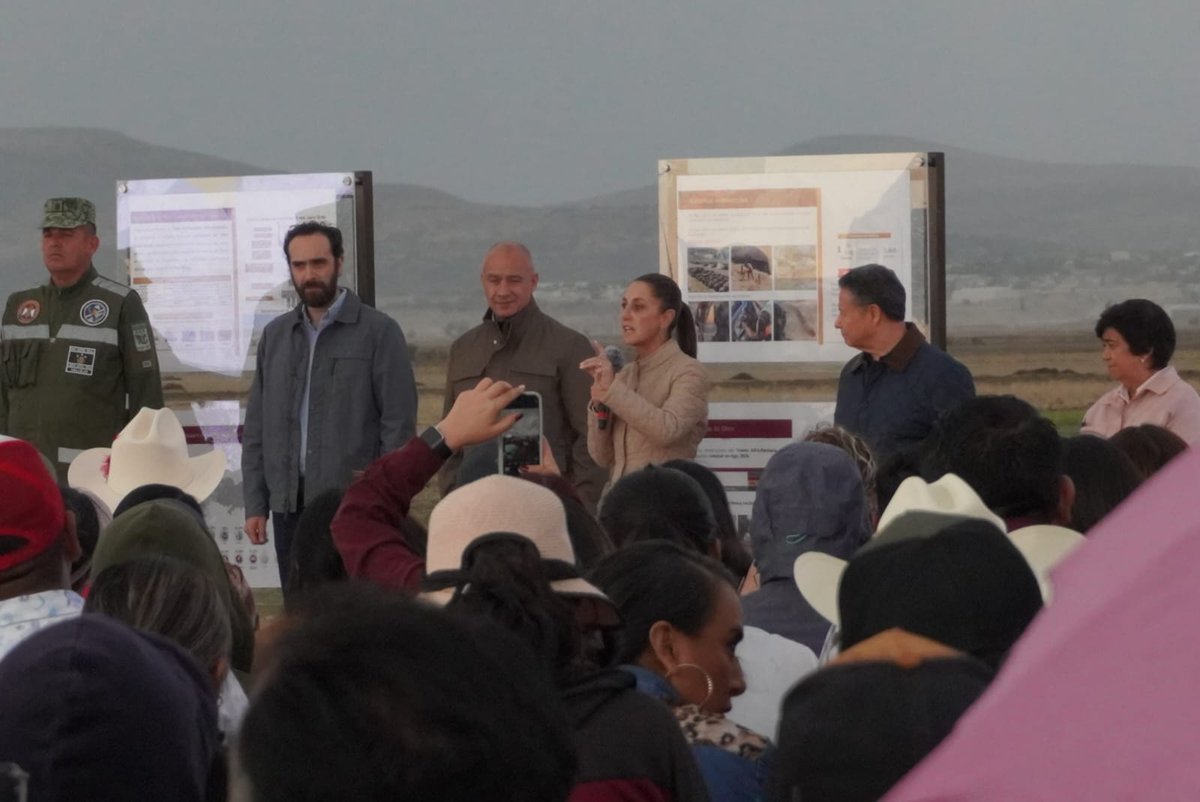 amzenteno's tweet photo. Un honor recibir nuevamente a nuestra presidenta en #Hidalgo, en esta ocasión para oficializar el inicio de los trabajos del tren AIFA-Pachuca.
Empieza a escribirse una gran historia que traerá desarrollo y #Bienestar a nuestro pueblo.
#GobiernoHumanista
#TransformandoHidalgo https://t.co/naEOJR92nb