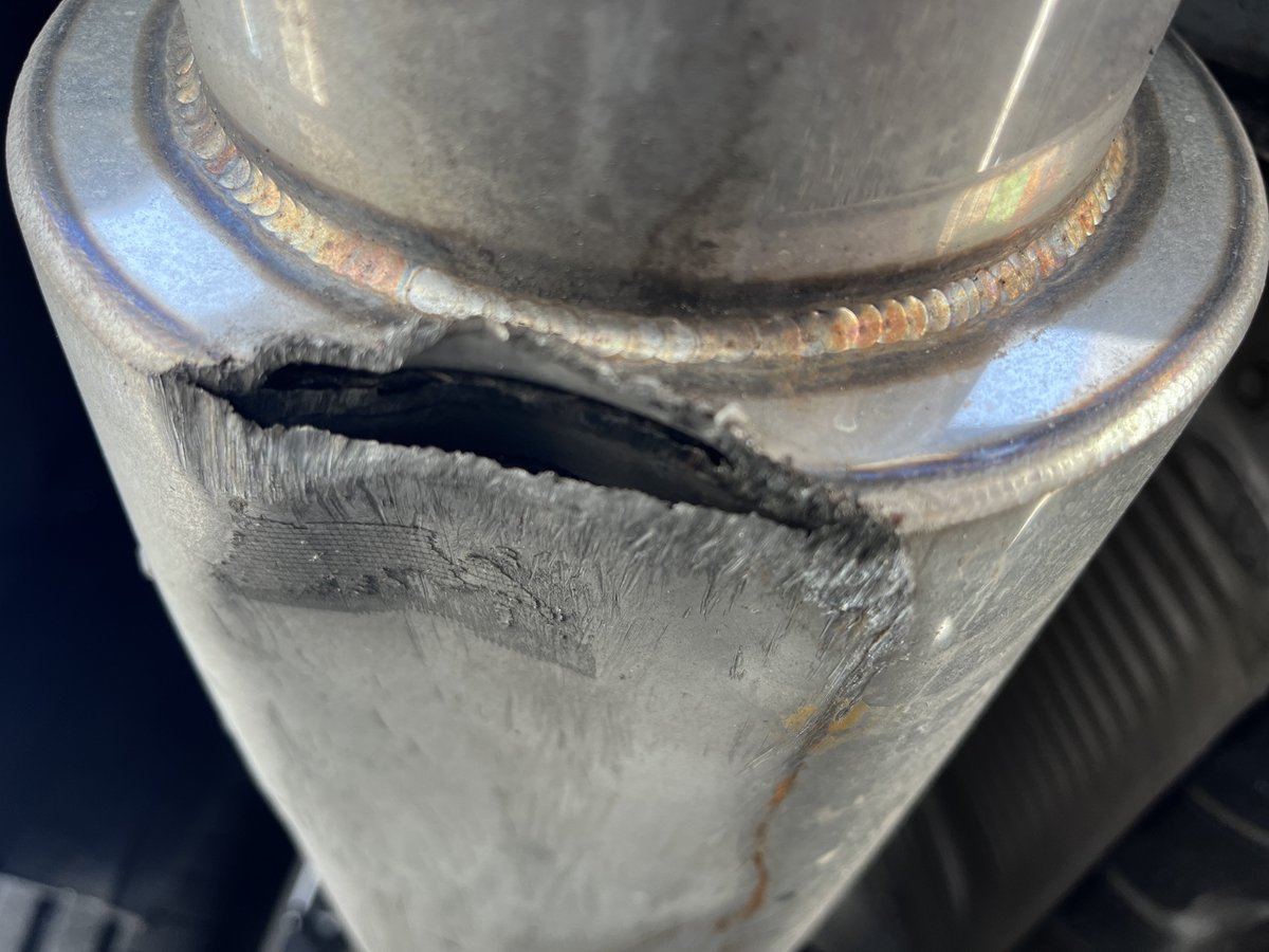 poonrz88's tweet photo. 試験終わって昼飯食いに行きよったらコレ
気分悪い。ハミタイとかじゃなくて穴空きの消音器不備、免停 https://t.co/BAgDV0wMb1