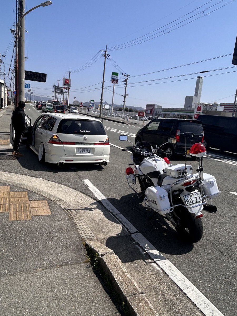 poonrz88's tweet photo. 試験終わって昼飯食いに行きよったらコレ
気分悪い。ハミタイとかじゃなくて穴空きの消音器不備、免停 https://t.co/BAgDV0wMb1