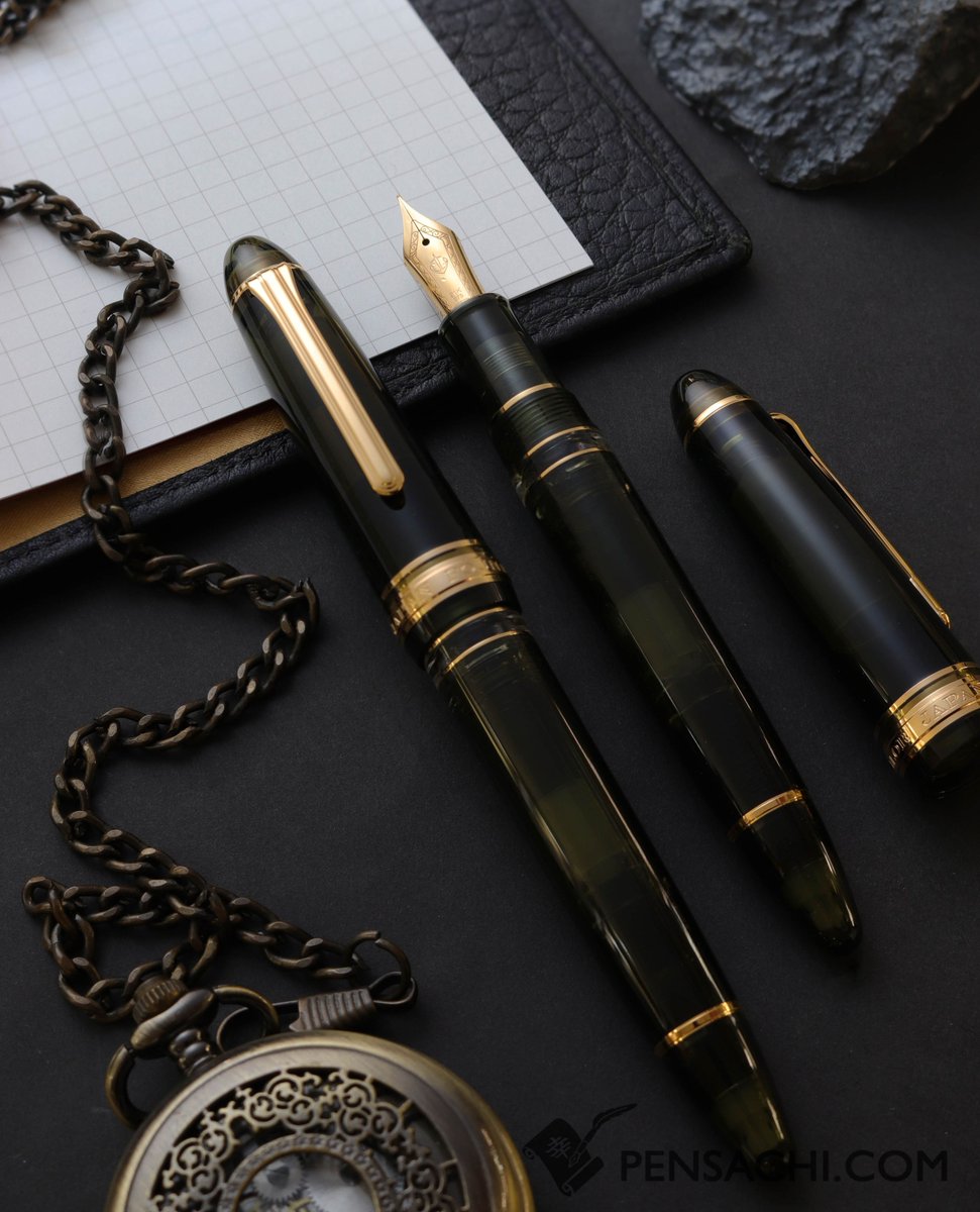 pen_sachi's tweet photo. Item in frame:
🔺SAILOR Limited Edition 1911 Large (Full size) Realo Demonstrator - Dark Green
Nib: 21k Gold
#pensachi #fountainpens #sailorfountainpen #sailorpen #realofountainpen #realo #pen #demonstartor #stationery #stationeryaddict #fountainpenaddict #fountainpennetwork https://t.co/w2eN08yRYX