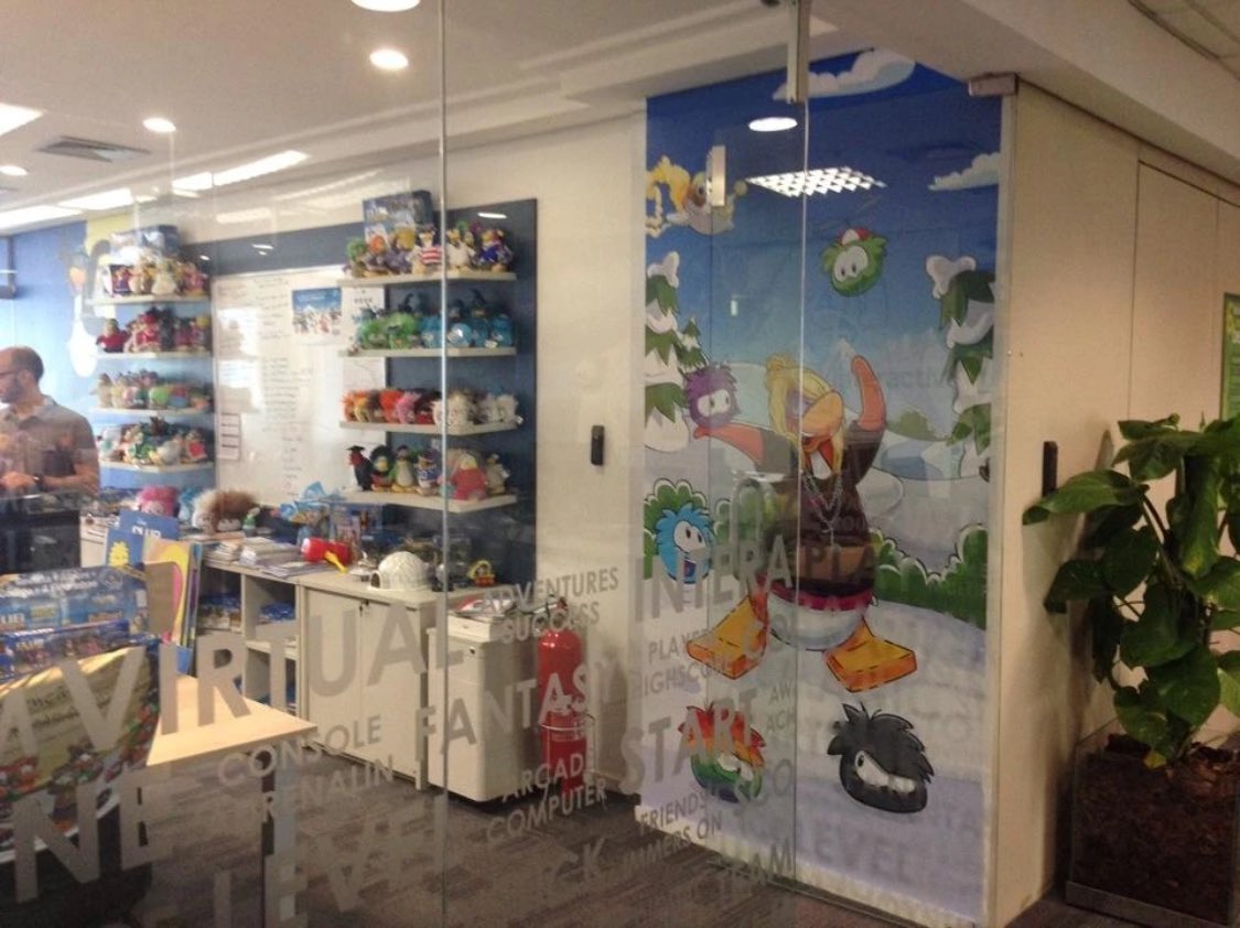 Questying's tweet photo. A former Club Penguin office within the Walt Disney Company building in São Paulo, Brazil. https://t.co/xQDVx4j6Gf