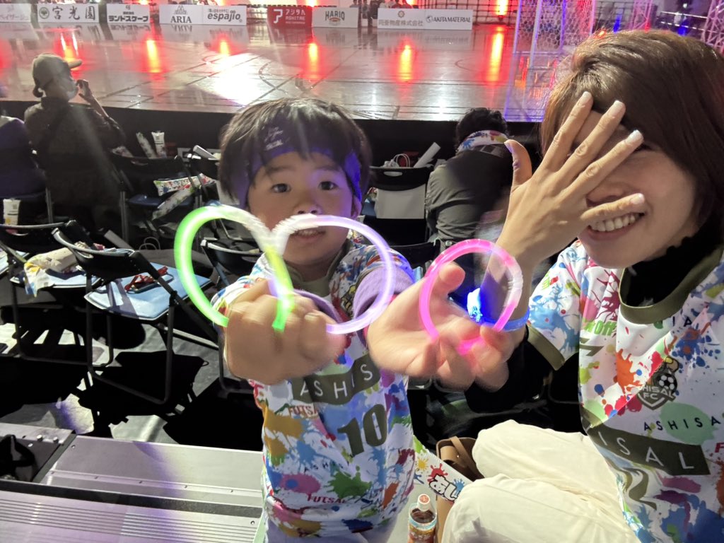 HSota24444's tweet photo. アリーナに着きました‼️
早く始まらないかな😍
親子で楽しんでいます♪
親子でユニフォームなので
めっちゃ目立つー😗
#FGAME3
#あしざるFC https://t.co/ILytwHNLCO