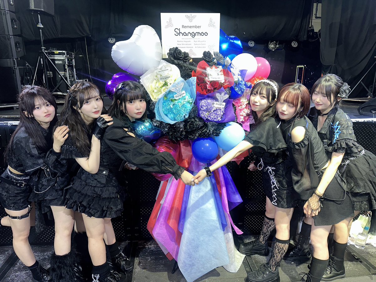 k_rmyh's tweet photo. Shangmoo現体制ラストライブ「route」
で出したお花になります。

6人分メンバーカラーの花束💐を組み込んだフラスタになってます！

花束はメンバー
一人一人に渡させて頂きました💐

お花 @hanashigoto87 様
札等 @pachaorz 様 https://t.co/ULshzVVnv3
