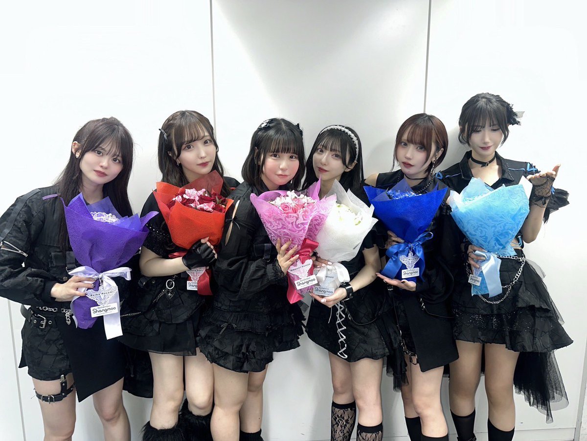 k_rmyh's tweet photo. Shangmoo現体制ラストライブ「route」
で出したお花になります。

6人分メンバーカラーの花束💐を組み込んだフラスタになってます！

花束はメンバー
一人一人に渡させて頂きました💐

お花 @hanashigoto87 様
札等 @pachaorz 様 https://t.co/ULshzVVnv3