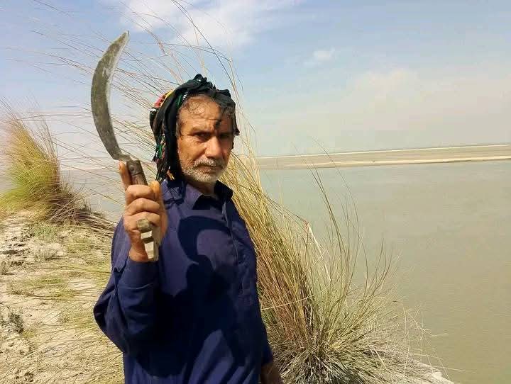 ساھ جي آخري سسڪي تائين توسان لٺ باٺي تائين ٻڌل آهيون۔ دل جاء ڪر۔
پو جهڙو حال اسان جو
#NoMoreCanalsOnIndus