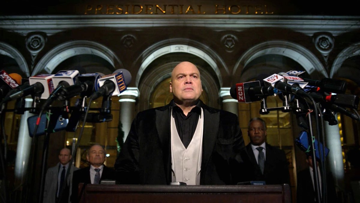 **Wilson Fisk se pone de pie, ajustándose el traje impecable, su voz resuena profunda, firme, pero con un matiz de vulnerabilidad calculada.**

Damas y caballeros, ciudadanos de esta gran ciudad… hoy no hablo como hombre (+)