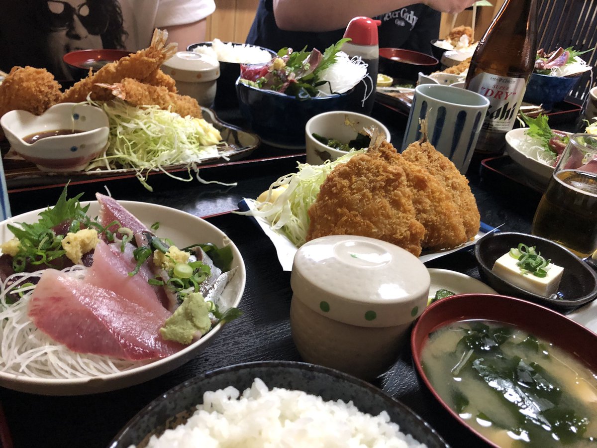 REDALONE708's tweet photo. 2時間待って念願のアジフライと刺身！！
結構なボリューム😂
美味しい！！！！！！
おしてるから10分でみんな食べて😂
#たけマネのデブ活 https://t.co/tH4YhXSKNb