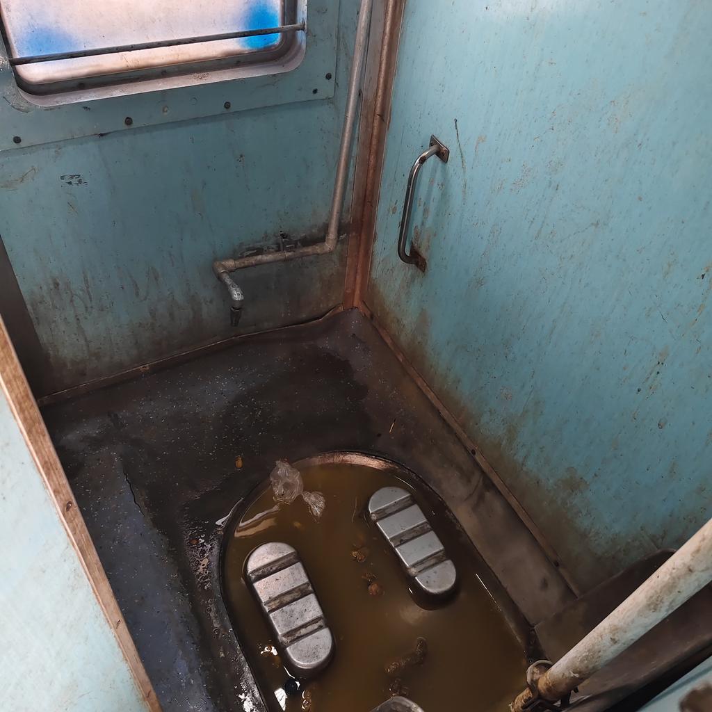 Sidd151994's tweet photo. This is the condition of memu train 

Ujjain-Dahod memu 

Nearest station will be thandla road and meghnagar

@WesternRly @IRCTCofficial https://t.co/Gzw3D0Vntb