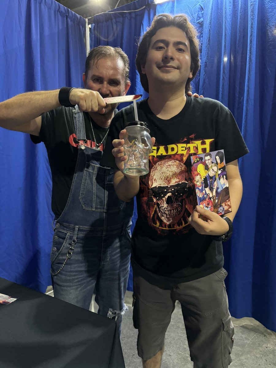 RodoSiller's tweet photo. Rolando de la Fuente, voz de Chucky, el muñeco diabólico y Rotomdex de Pokémon. Este video fue grabado el 21 de septiembre de 2024, y la foto también. #RolandoDeLaFuente #horrorfest #chucky #rotomdex #pokemon https://t.co/DbDBkwcb8g