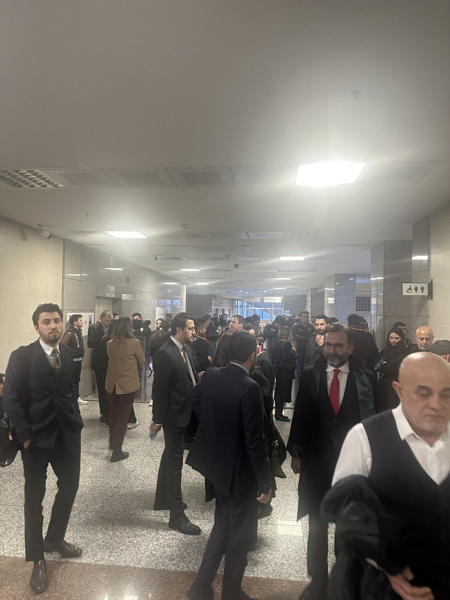 Sabahın ilk ışıkları…

Kaç saattir Çağlayan’da olduğumuzu sayamadık.

Siyasi hesaplarınızdan, iktidarınızdan olma korkunuzdan dolayı, bütün memleketin gözü kulağı bir adliye koridorunda…

Bu halk bu zulmü unutmaz!