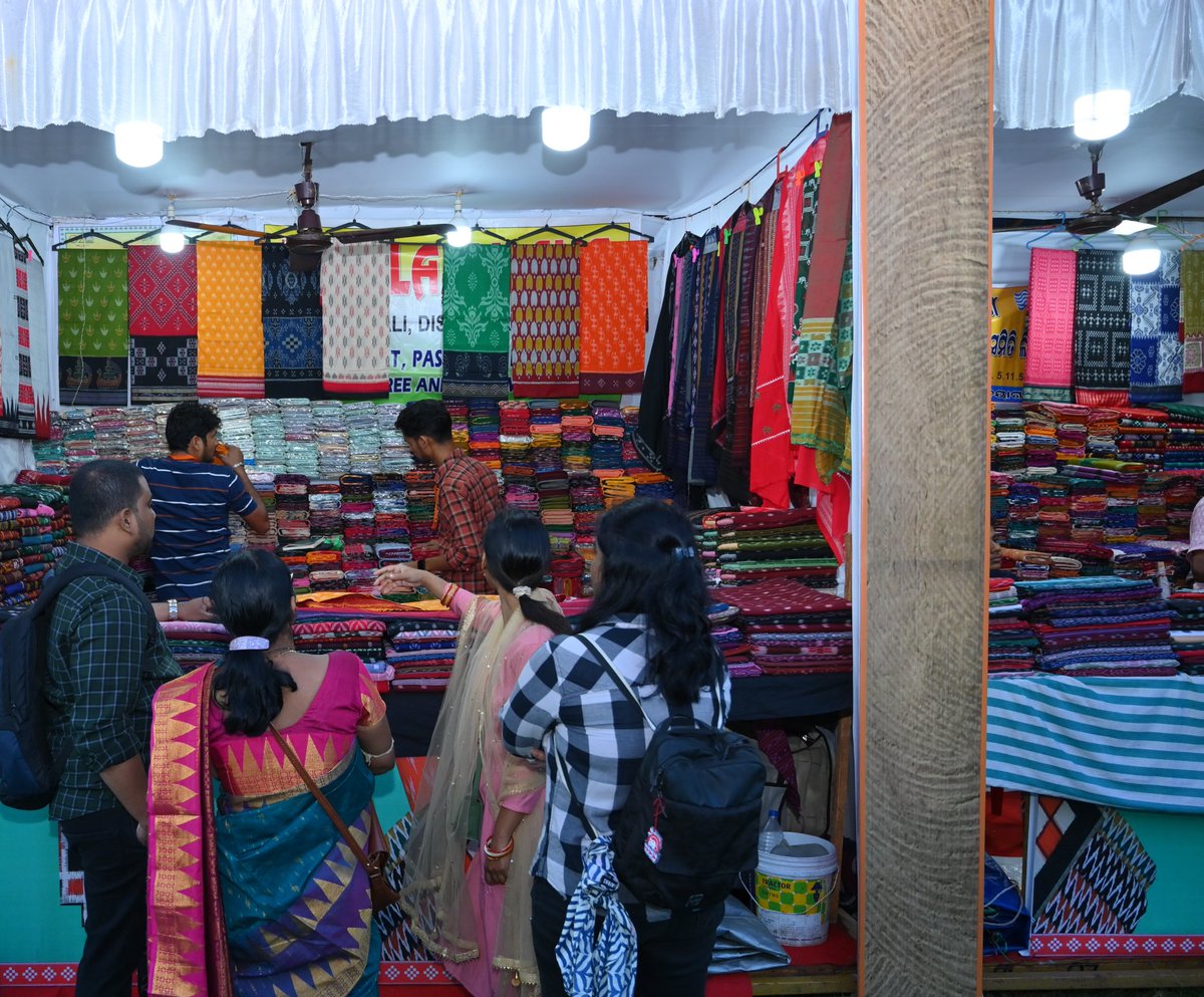 Sidac_Odisha's tweet photo. 160 handloom stalls, each thread telling a unique story! 🧵✨
At the 19th #ToshaliNationalCraftMela2025, weavers from across India bring their craftsmanship to life. Celebrate their artistry and support our rich weaving heritage! #TNCM2025 #HandloomMagic https://t.co/0qDV6Xzaer
