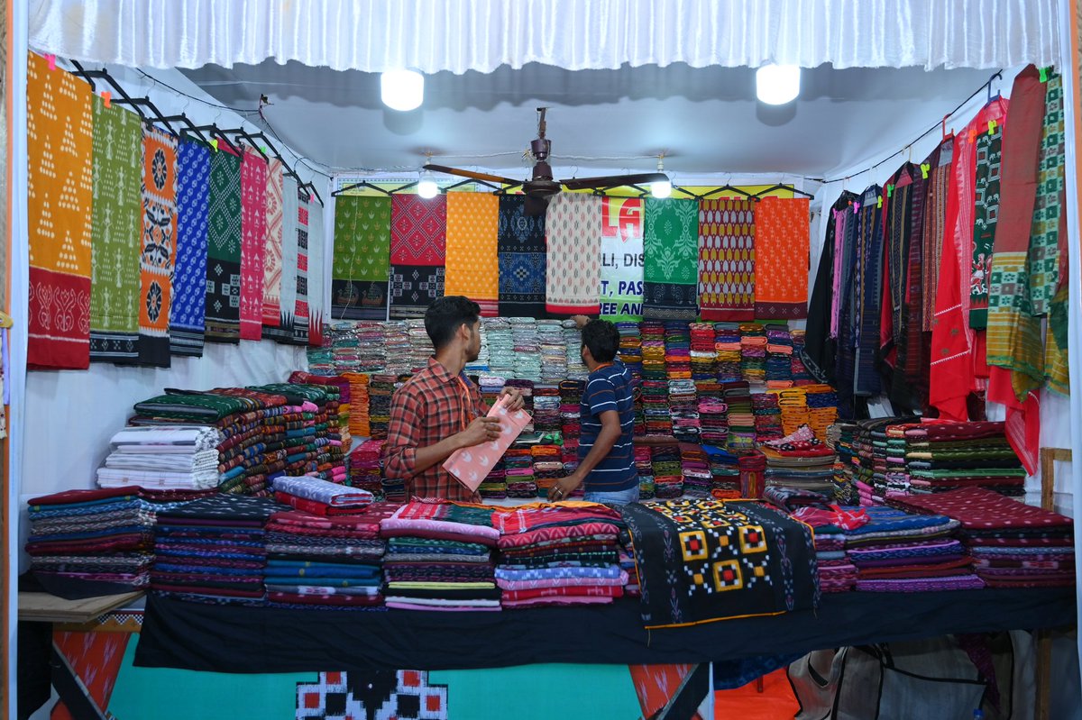 Sidac_Odisha's tweet photo. 160 handloom stalls, each thread telling a unique story! 🧵✨
At the 19th #ToshaliNationalCraftMela2025, weavers from across India bring their craftsmanship to life. Celebrate their artistry and support our rich weaving heritage! #TNCM2025 #HandloomMagic https://t.co/0qDV6Xzaer
