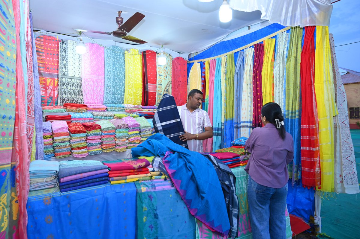 Sidac_Odisha's tweet photo. 160 handloom stalls, each thread telling a unique story! 🧵✨
At the 19th #ToshaliNationalCraftMela2025, weavers from across India bring their craftsmanship to life. Celebrate their artistry and support our rich weaving heritage! #TNCM2025 #HandloomMagic https://t.co/0qDV6Xzaer