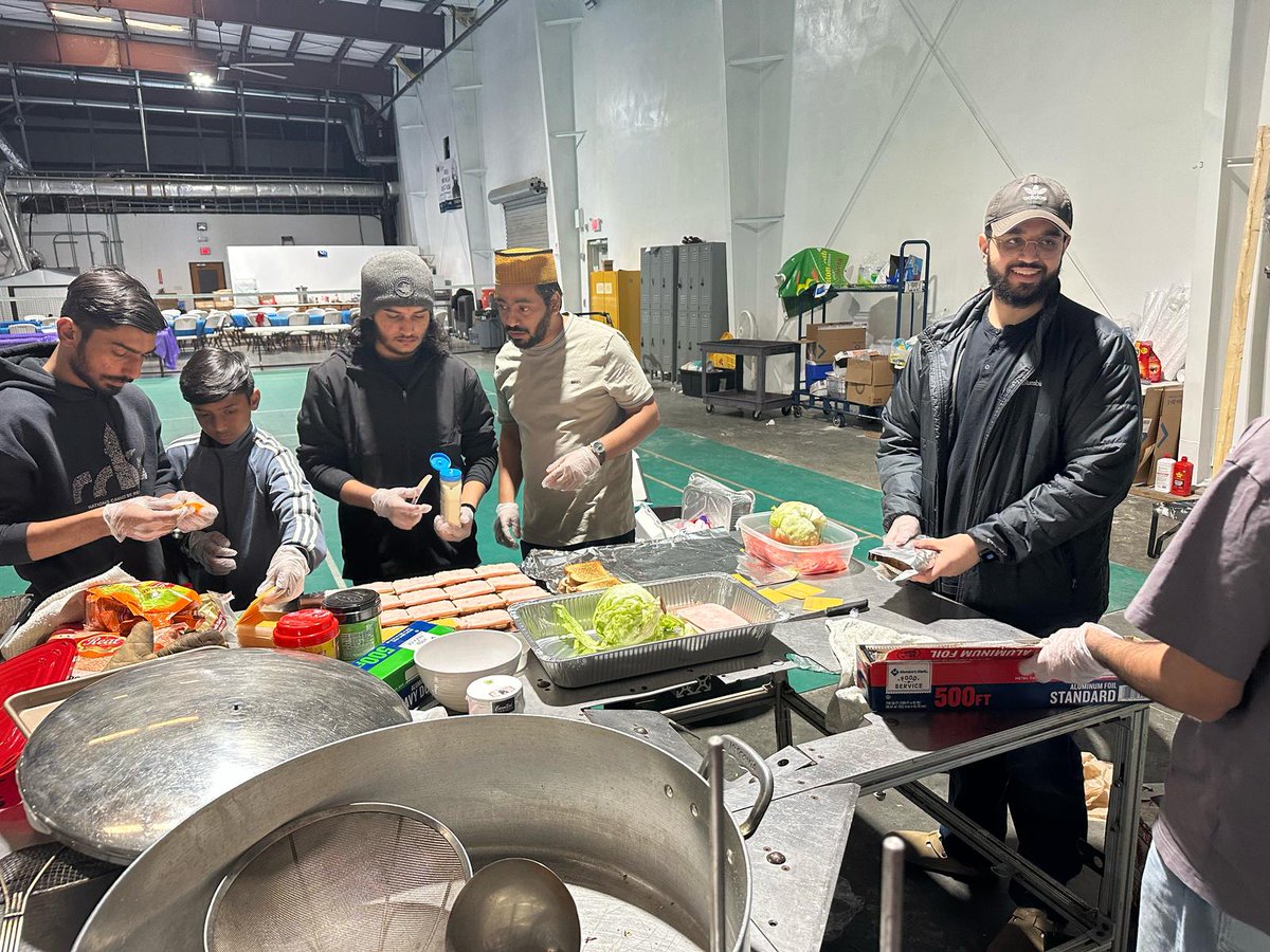 Ahmadiyya_GEO's tweet photo. With the spirit of #Ramadan in mind, 7 volunteers joined our first #KhidmatEKhalq drive of the year—delivering 40+ sandwiches, snacks &amp; water to those in need across #Atlanta.

Jazakallah to all the volunteers who helped—let’s keep it going! 🥣🍲🇺🇸

#Ahmadiyyat

@MuslimYouthUSA https://t.co/Her6pj6gsu