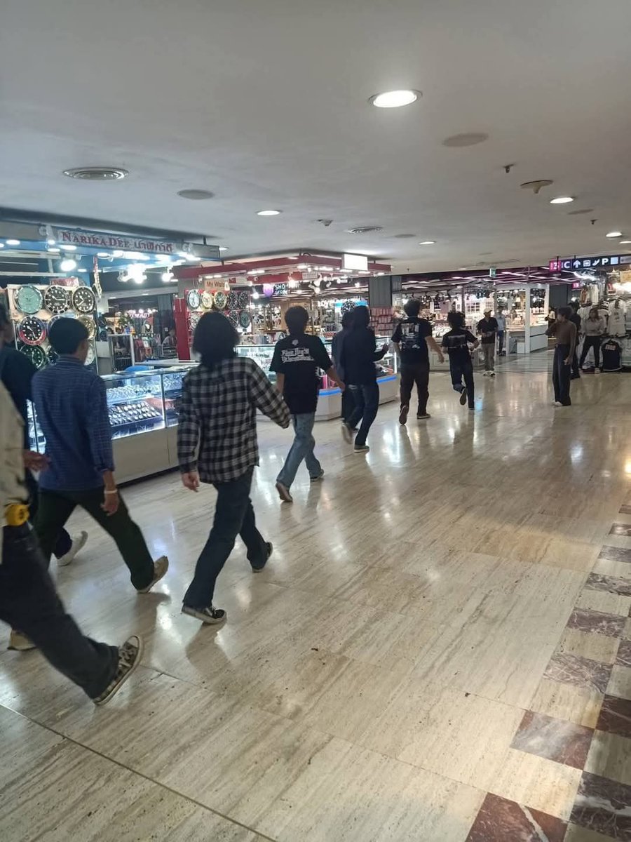 KhaosodEnglish's tweet photo. (1/2) Students from two technical institutions got into a fight at MBK shopping mall in Pathumwan district, #Bangkok, around 7 PM on March 22.
The brawl resulted in 5 people being injured among the fighting parties, and 1 security guard was also hurt.
#Pathumwan #thailand https://t.co/d2AznQpJyS