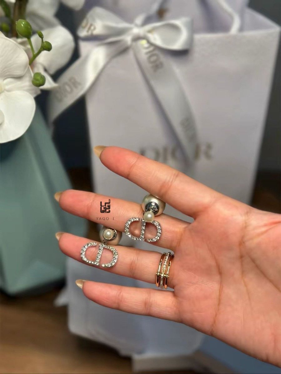 ✨ بنات  | وصلنا حلق ديور الفضي 💎

اللي شفناه بالسناب عند نوف الحربي وهي بحفلة أختها!
من هي نوف؟ 
مره يجنن على اللبس الأسود والأبيض، ويناسب السهرات والعزايم 👑
الكل راح يسألك عنه ؟      ✨

 في #ياقوتي |    🤍 #هدية #هدايا_شهر_الخير