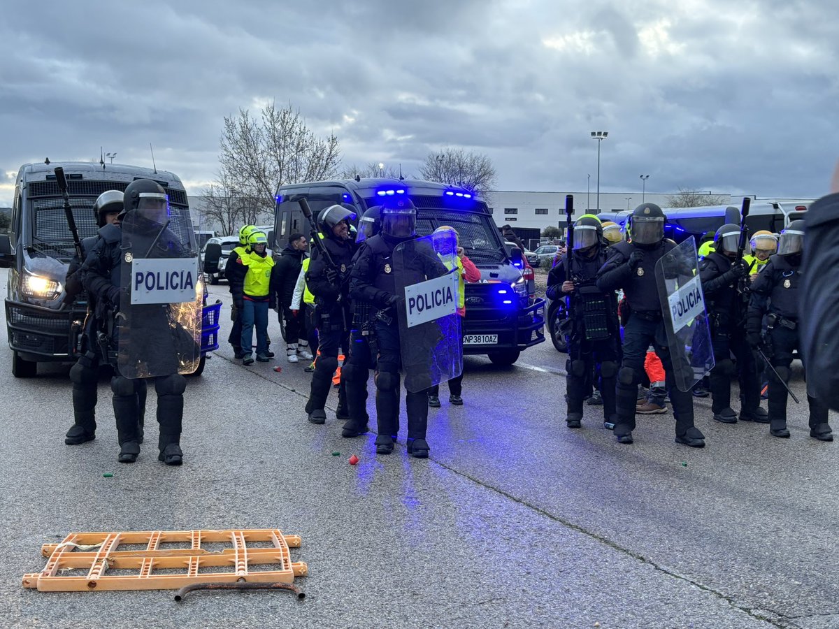 gonroda's tweet photo. En #ECAE2025 formando sobre la colaboración con otras instituciones, en este caso @policia, para poder atender pacientes en caso de IMVi o alteración del orden público.
Dónde haya un herido, tiene que llegar un sanitario. https://t.co/DiwtCRzrWQ