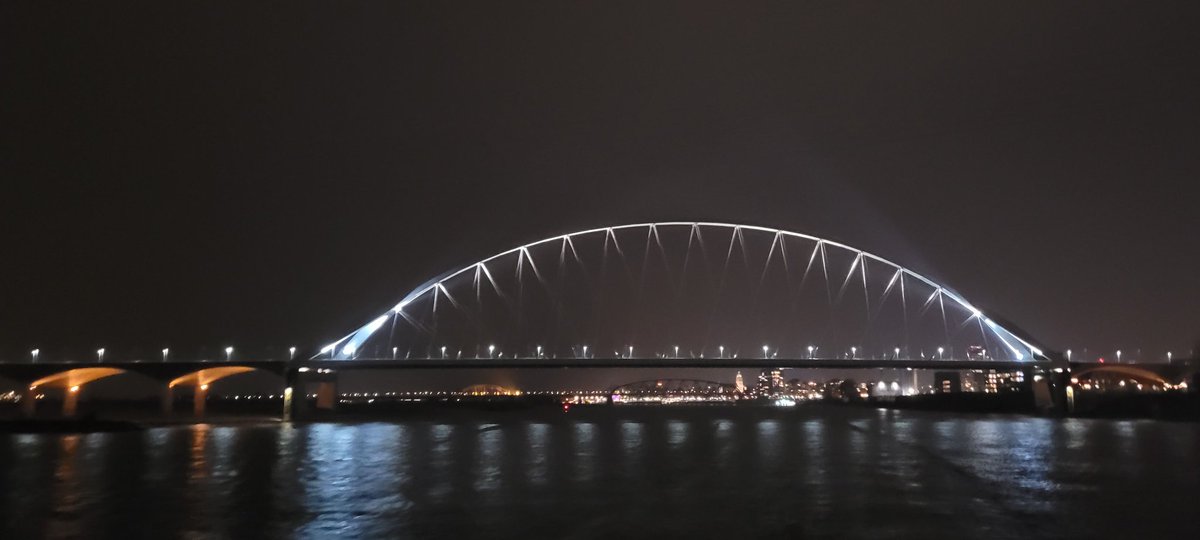 johan_klos's tweet photo. Goedemorgen mooie #opklaringen na de flinke #regen in #nijmegen bij de brug #oversteek en #sterrenhemel bij #gorinchem en wat #kassenverlichting bij de #Spijkenissebrug en geen #noordelicht gezien 😢😢😢 https://t.co/3r3iNjLexR