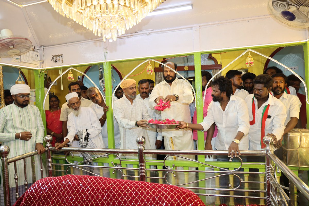 JohnPandianTMMK's tweet photo. சக்தி பீடங்களில் ஒன்றான அருள்மிகு காஞ்சி காமாட்சி அம்மன் கோயில் வருடாந்திர பிரமோற்சவம் கடந்த மார்ச் மாதம் 3ஆம் தேதி தொடங்கி 22 ஆம் தேதி நிறைவ�� பெற்றது. அதே தினத்தன்று விடையாற்றி உற்சவம் தொடங்கியது. இதன் நிறைவு நாளையொட்டி லட்சுமி,சரஸ்வதி தேவியருடன் உற்சவர் காமாட்சி அம்மன் பூப்பல்லக்கில் மகிழம்பூ போன்ற பல்வேறு மலர் மாலைகள் அணிந்து பவனி வந்து பக்தர்களுக்கு அருள்பாலித்தார். சிறப்பு தீபாராதனை நிகழ்வில் கட்சி  நிர்வாகிகளுடன் கலந்து கொண்டேன்.