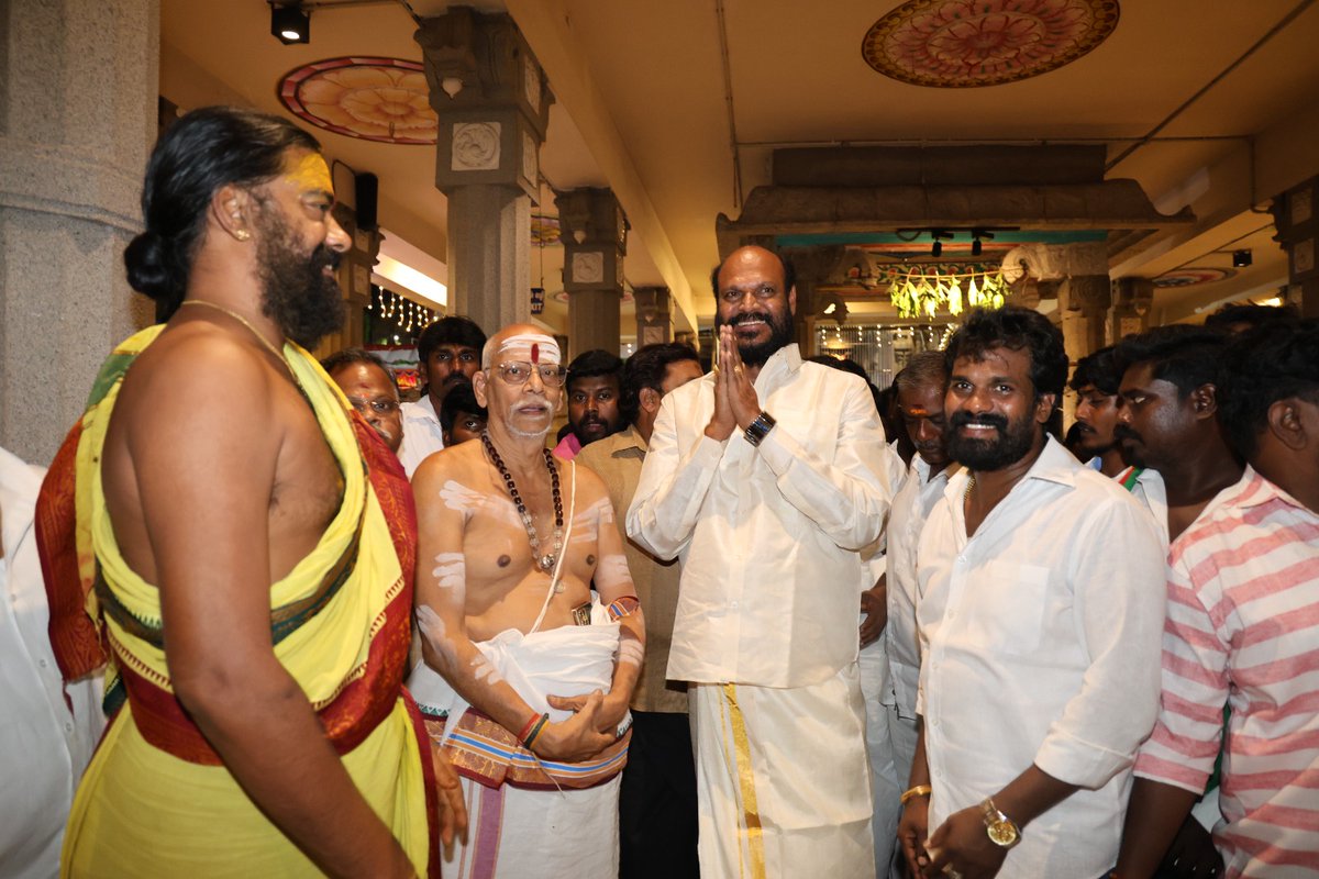 JohnPandianTMMK's tweet photo. சக்தி பீடங்களில் ஒன்றான அருள்மிகு காஞ்சி காமாட்சி அம்மன் கோயில் வருடாந்திர பிரமோற்சவம் கடந்த மார்ச் மாதம் 3ஆம் தேதி தொடங்கி 22 ஆம் தேதி நிறைவ�� பெற்றது. அதே தினத்தன்று விடையாற்றி உற்சவம் தொடங்கியது. இதன் நிறைவு நாளையொட்டி லட்சுமி,சரஸ்வதி தேவியருடன் உற்சவர் காமாட்சி அம்மன் பூப்பல்லக்கில் மகிழம்பூ போன்ற பல்வேறு மலர் மாலைகள் அணிந்து பவனி வந்து பக்தர்களுக்கு அருள்பாலித்தார். சிறப்பு தீபாராதனை நிகழ்வில் கட்சி  நிர்வாகிகளுடன் கலந்து கொண்டேன்.