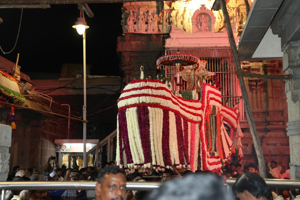 JohnPandianTMMK's tweet photo. சக்தி பீடங்களில் ஒன்றான அருள்மிகு காஞ்சி காமாட்சி அம்மன் கோயில் வருடாந்திர பிரமோற்சவம் கடந்த மார்ச் மாதம் 3ஆம் தேதி தொடங்கி 22 ஆம் தேதி நிறைவ�� பெற்றது. அதே தினத்தன்று விடையாற்றி உற்சவம் தொடங்கியது. இதன் நிறைவு நாளையொட்டி லட்சுமி,சரஸ்வதி தேவியருடன் உற்சவர் காமாட்சி அம்மன் பூப்பல்லக்கில் மகிழம்பூ போன்ற பல்வேறு மலர் மாலைகள் அணிந்து பவனி வந்து பக்தர்களுக்கு அருள்பாலித்தார். சிறப்பு தீபாராதனை நிகழ்வில் கட்சி  நிர்வாகிகளுடன் கலந்து கொண்டேன்.
