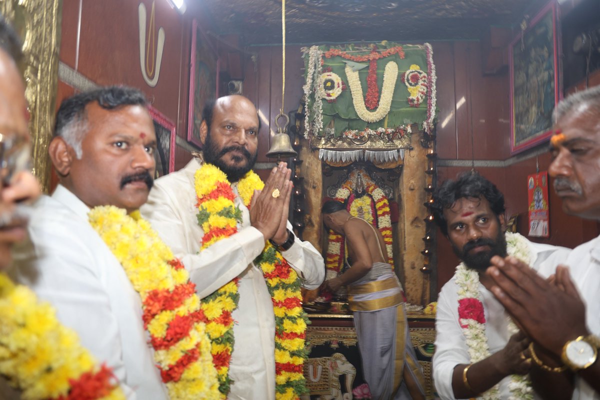 JohnPandianTMMK's tweet photo. சக்தி பீடங்களில் ஒன்றான அருள்மிகு காஞ்சி காமாட்சி அம்மன் கோயில் வருடாந்திர பிரமோற்சவம் கடந்த மார்ச் மாதம் 3ஆம் தேதி தொடங்கி 22 ஆம் தேதி நிறைவ�� பெற்றது. அதே தினத்தன்று விடையாற்றி உற்சவம் தொடங்கியது. இதன் நிறைவு நாளையொட்டி லட்சுமி,சரஸ்வதி தேவியருடன் உற்சவர் காமாட்சி அம்மன் பூப்பல்லக்கில் மகிழம்பூ போன்ற பல்வேறு மலர் மாலைகள் அணிந்து பவனி வந்து பக்தர்களுக்கு அருள்பாலித்தார். சிறப்பு தீபாராதனை நிகழ்வில் கட்சி  நிர்வாகிகளுடன் கலந்து கொண்டேன்.