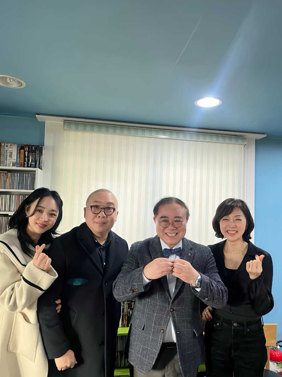 TULA_anisong's tweet image. 지난달 음악평론가 임진모 선생님, 여러 필진분들과 함께하는 ‘IZM’ 인터뷰가 있었습니다.
(저와 나오미님은 매니저 모드로 참석했습니다:))
임진모 선생님의 음악적 디테일 및 정보의 깊이에 감동하는 시간이기도 했습니다.👍👍
izm.co.kr/posts?id=33256