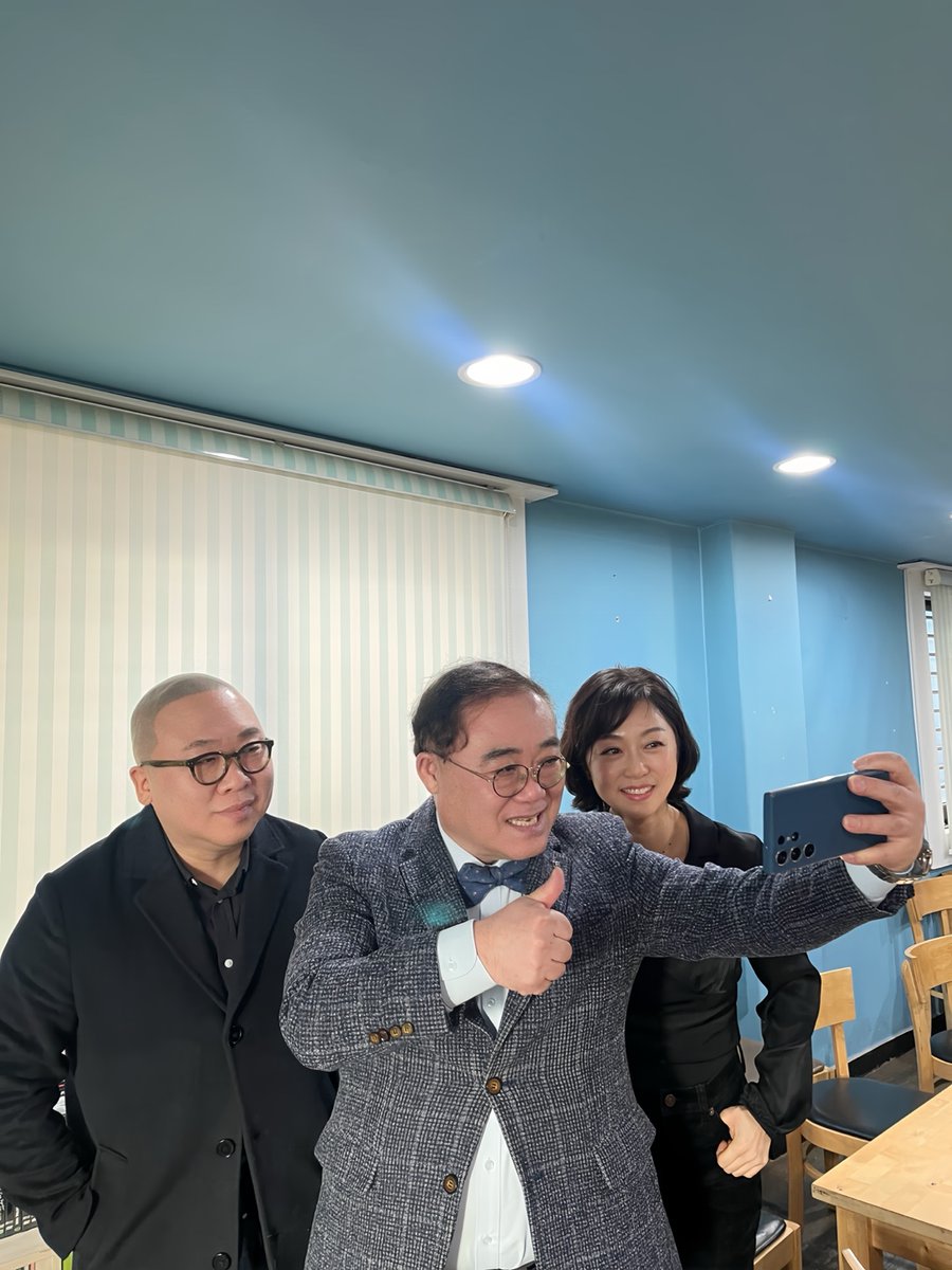 TULA_anisong's tweet image. 지난달 음악평론가 임진모 선생님, 여러 필진분들과 함께하는 ‘IZM’ 인터뷰가 있었습니다.
(저와 나오미님은 매니저 모드로 참석했습니다:))
임진모 선생님의 음악적 디테일 및 정보의 깊이에 감동하는 시간이기도 했습니다.👍👍
izm.co.kr/posts?id=33256