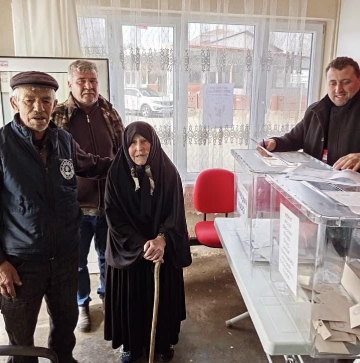 Cumhuriyet ruhu, Ekrem İmamoğlu'nun  adaylığı için ön seçim sandıklarına akın etti. 🇹🇷