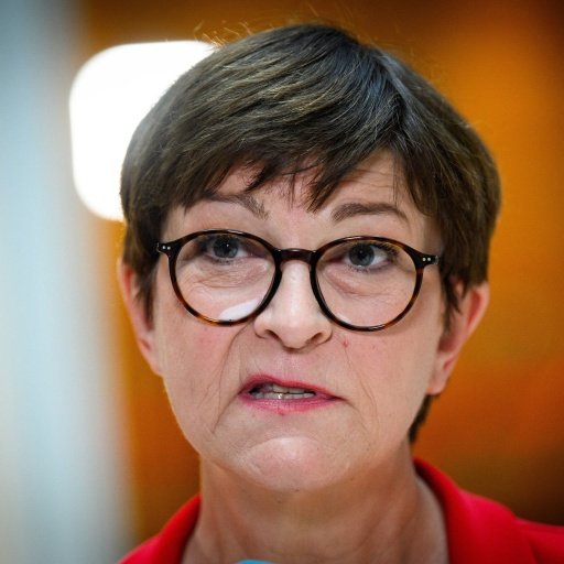 MartinelliGT's tweet photo. @larsklingbeil @spdde Sorgt erstmal dafür diese Witzfigur loszuwerden! https://t.co/CxFV13l0X6