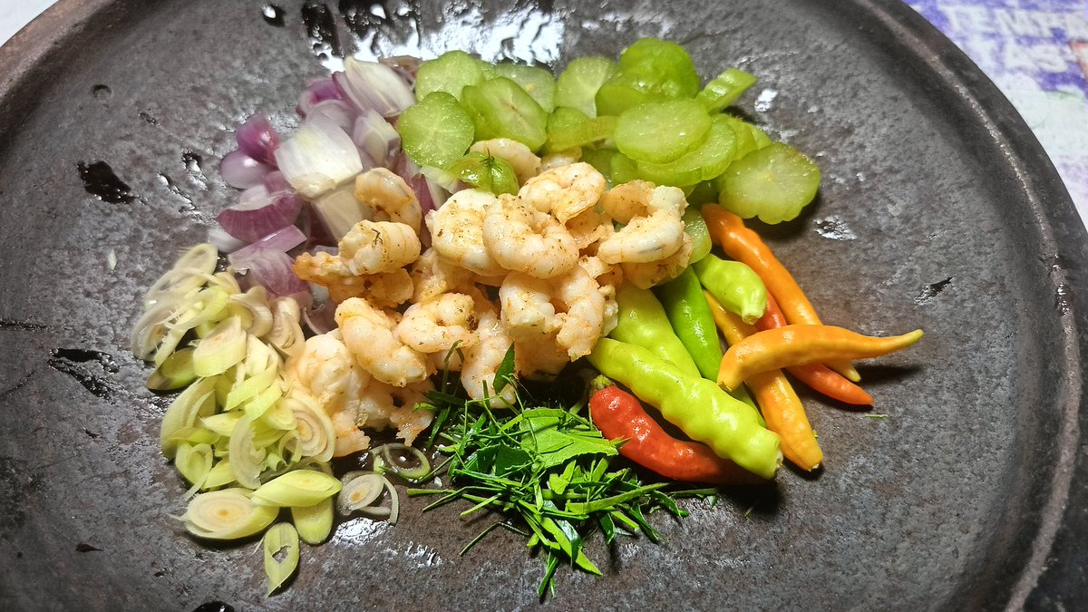 Sambel khas Bromo untuk buka puasa. Tebak2an ini sambel apa namanya?