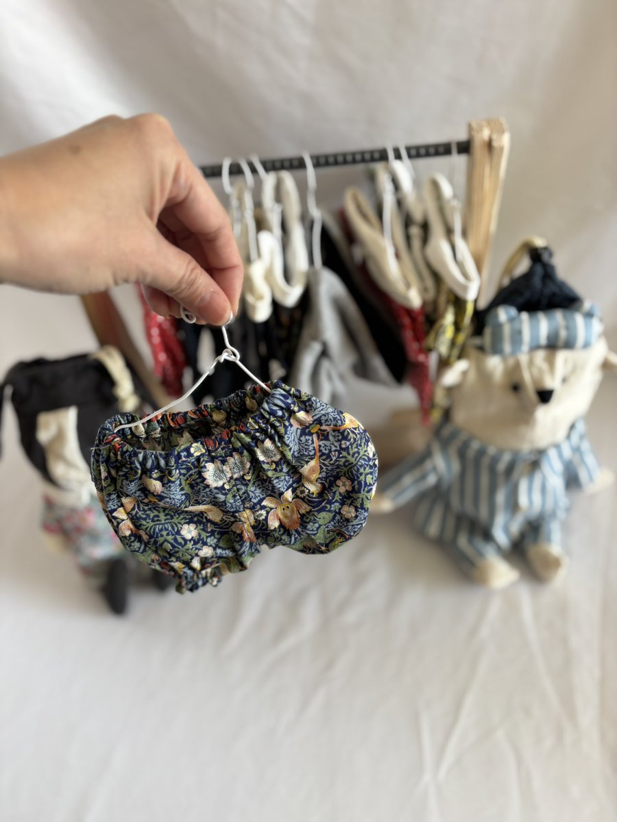 こんばんは🌛

ミニのハンガーラックを日曜大工で作ってもらいました✌️

子どもがいつぞや拾った流木を使ってくれました🌊

お洋服増やしたくなっちゃいます🥰

#ハンドメイド
#minneで販売中
#ハンドメイド一目惚れ大作戦