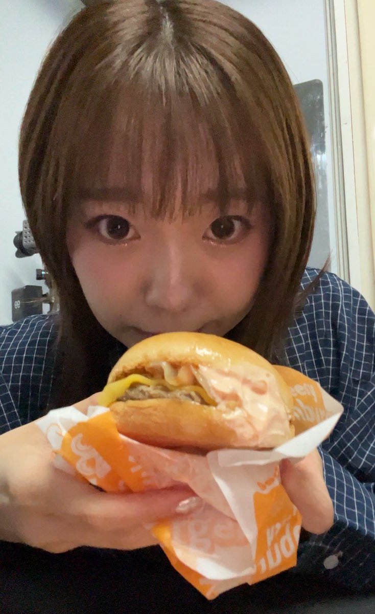 Saito_Shuka's tweet photo. 今日はフィリピンでライブです
ライブ前にJolliebbたべたっ🍔

#cosplaycarnival2025 https://t.co/HN63YatQnm