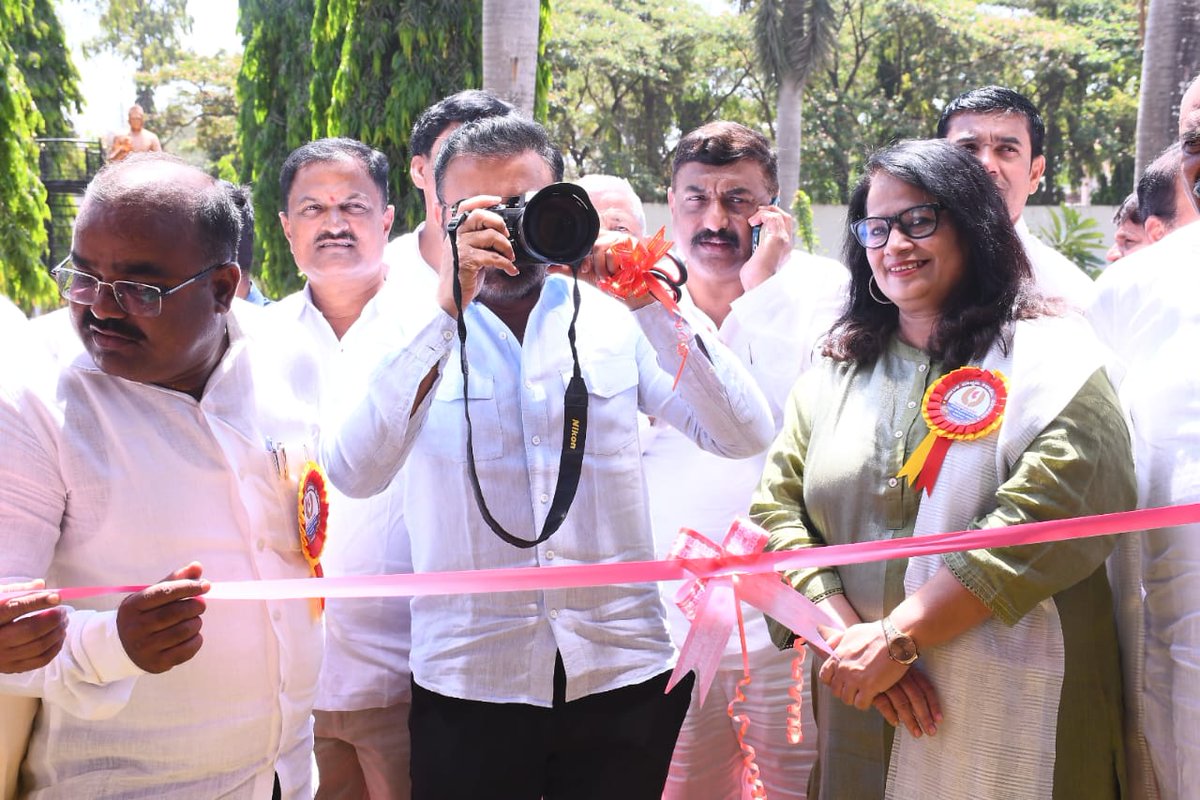 karmediaacademy's tweet photo. ಕರ್ನಾಟಕ ಮಾಧ್ಯಮ ಅಕಾಡೆಮಿಯು ವಾರ್ತಾ ಮತ್ತು ಸಾರ್ವಜನಿಕ ಸಂಪರ್ಕ ಇಲಾಖೆ ಹಾಗೂ ಧಾರವಾಡ ಜಿಲ್ಲಾ ಕಾರ್ಯನಿರತ ಪತ್ರಕರ್ತರ ಸಂಘದ ಸಹಯೋಗದಲ್ಲಿ ಹುಬ್ಬಳ್ಳಿಯ ಇಂದಿರಾ ಗಾಂಧಿ ಗಾಜಿನ ಮನೆಯಲ್ಲಿ ಹಮ್ಮಿಕೊಂಡಿದ್ದ Focus On News ಛಾಯಾಚಿತ್ರ ಪ್ರದರ್ಶನ ಹಾಗೂ ಪತ್ರಿಕಾ ಛಾಯಾಗ್ರಹಣ ತರಬೇತಿ ಕಾರ್ಯಾಗಾರಕ್ಕೆ ಕಾರ್ಮಿಕ ಹಾಗೂ ಧಾರವಾಡ ಜಿಲ್ಲಾ ಉಸ್ತುವಾರಿ ಸಚಿವರಾದ ಶ್ರೀ @SantoshSLadINC ಅವರು ಚಾಲನೆ ನೀಡಿದರು.

ಈ ಸಂದರ್ಭದಲ್ಲಿ ಶಾಸಕರಾದ ಶ್ರೀ ಪ್ರಸಾದ್‌ ಅಬ್ಬಯ್ಯ, ಶ್ರೀ @MTenginkai , ಶ್ರೀ @nhkonaraddy , ಕರ್ನಾಟಕ ಮಾಧ್ಯಮ ಅಕಾಡೆಮಿ ಅಧ್ಯಕ್ಷೆ ಶ್ರೀಮತಿ @AyeshaKhanumAK , ಖ್ಯಾತ ಪತ್ರಿಕಾ ಛಾಯಾಗ್ರಾಹಕಿ @Siprapix , ಅಕಾಡೆಮಿ ಸದಸ್ಯರಾದ ಶ್ರೀ ಶಿವಾನಂದ ತಗಡೂರು, ಶ್ರೀ ಅಬ್ಬಾಸ್ ಮುಲ್ಲಾ, ಶ್ರೀ ಸಂಗಮೇಶ್ ಚೂರಿ, ಕಾರ್ಯದರ್ಶಿಗಳಾದ ಶ್ರೀಮತಿ ಸಹನಾ, ಜಿಲ್ಲಾ ಕಾರ್ಯನಿರತ ಪತ್ರಕರ್ತರ ಸಂಘದ ಅಧ್ಯಕ್ಷ ಶ್ರೀ ಲೋಚನೇಶ್ ಹೂಗಾರ, ಜಿಲ್ಲಾ ಕಾರ್ಯನಿರತ ಪತ್ರಕರ್ತರ ಸಂಘದ ಪದಾಧಿಕಾರಿಗಳು ಉಪಸ್ಥಿತರಿದ್ದರು.

@CMofKarnataka | @siddaramaiah| @DKShivakumar | @ChairpersonKMA | @KarnatakaVarthe