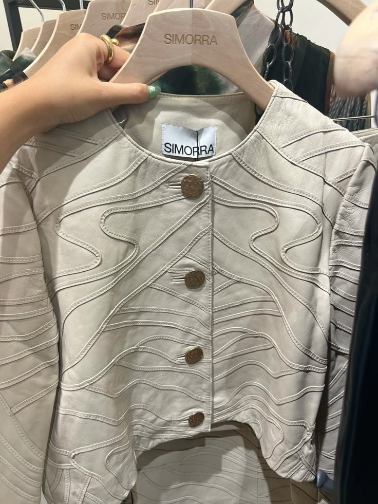 greenhikun's tweet photo. belum lengkap rasanya kalo ngga punya atasan simple yang cocok buat segala acara, yuk tambahin koleksi fashion kalian🫶 https://t.co/BBT5x5Wa1N