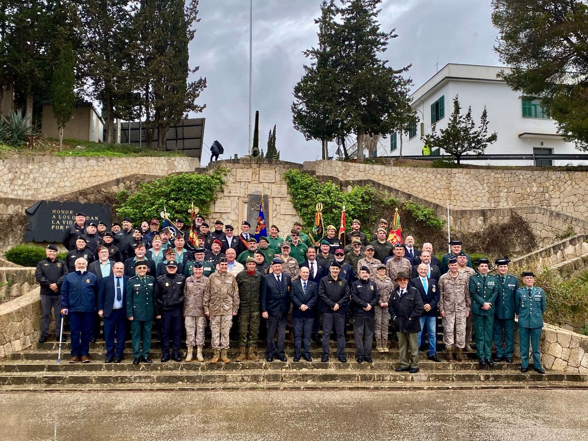 ARIBAL_RV's tweet photo. Día del Veterano en Palma, Base Jaime II 

Una sección de Reservistas Voluntarios de Baleares de #ARIBAL participa en el desfile junto a veteranos de las Fuerzas Armadas y de la Guardia Civil 

#ReservistasVoluntarios
#DoblementeCiudadanos

@COMGEBAL_ET @Defensagob @guardiacivil https://t.co/EKtw5pffdB