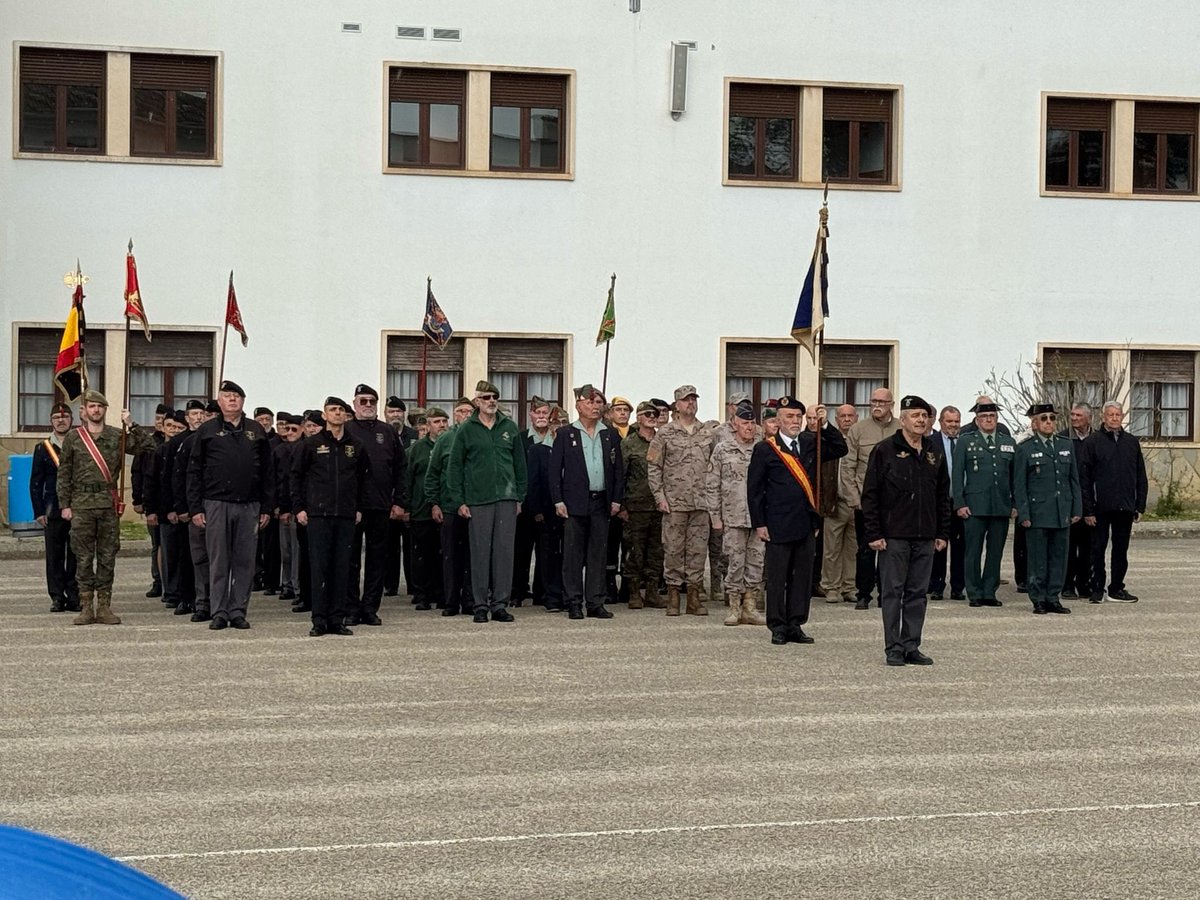 ARIBAL_RV's tweet photo. Día del Veterano en Palma, Base Jaime II 

Una sección de Reservistas Voluntarios de Baleares de #ARIBAL participa en el desfile junto a veteranos de las Fuerzas Armadas y de la Guardia Civil 

#ReservistasVoluntarios
#DoblementeCiudadanos

@COMGEBAL_ET @Defensagob @guardiacivil https://t.co/EKtw5pffdB