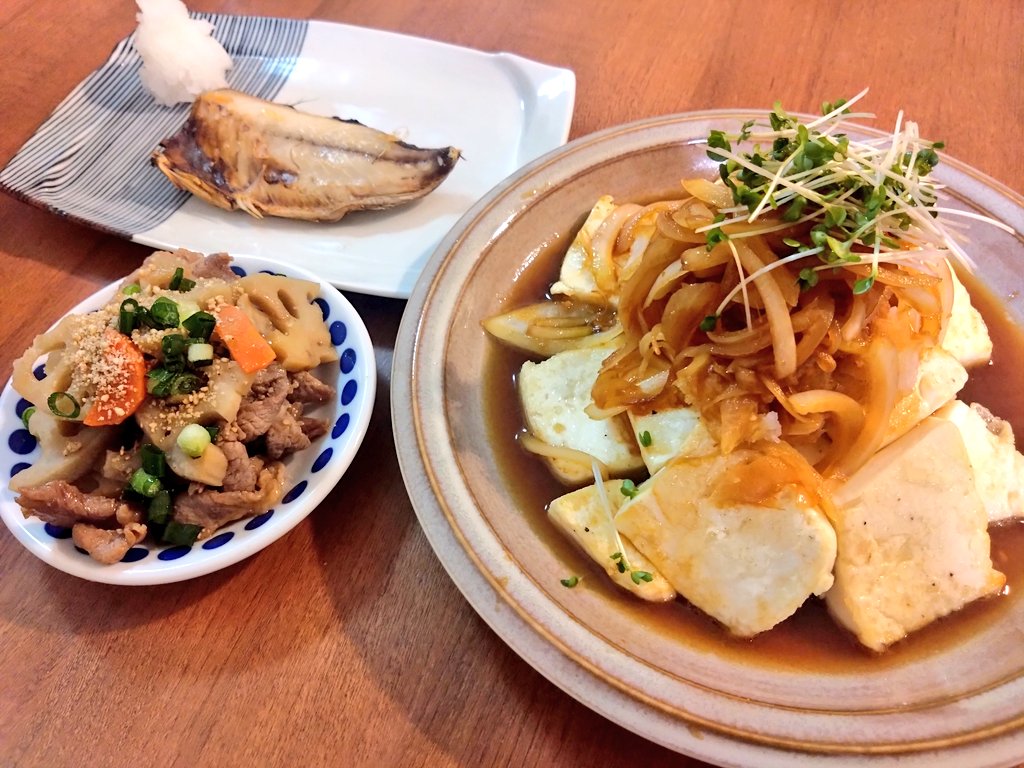 今日の夜ごはん
・豆腐ステーキ
・豚とレンコンの甘辛煮
・鯵の干物
#おうちごはん

今日は暑かったー！！