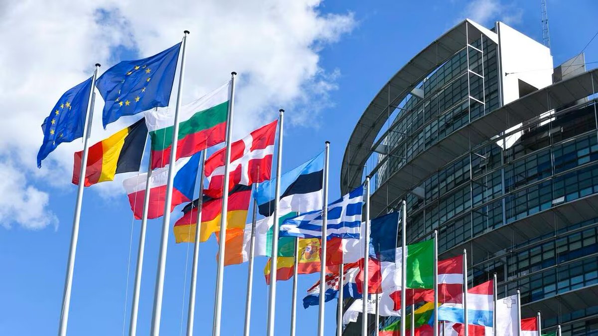 Le <a href="/PEStrasbourg/">Parlement européen</a> a accueilli hier une centaine de chanteurs &amp; musiciens pour un magnifique concert à l’occasion des 80ans du décès d’Anne Frank.

Un bel hommage en musique, langue universelle de l’Europe 🇪🇺, pour célébrer le courage et la résilience dont a fait preuve Anne Frank.