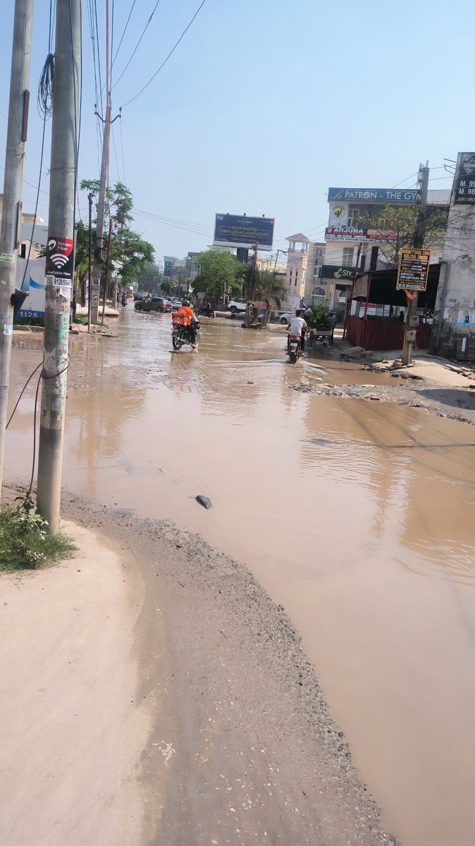 FundaInvesto's tweet photo. @harjotbains @ArvindKejriwal @BhagwantMann Nizzer road,Kharar da haal https://t.co/WvLZhvgZ9C
