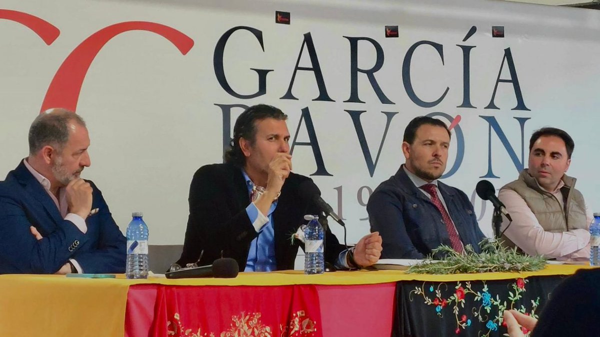 Cargando La Suerte (@cargandolasuert) on Twitter photo JESÚS SOTO DE PAULA: “HAY UN ARTE QUE VEMOS, Y OTRO QUE NOS HACE VER”
Puedes leer la información en enlace👇
cargandolasuerte.com/jesus-soto-de-…
<a href="/cargandolasuert/">Cargando La Suerte</a>
<a href="/FOTOMDELMORAL/">Manuel del Moral</a>
<a href="/sotodepaula/">Jesús Soto de Paula</a>
@aramospintor
<a href="/vdora2p/">Victor Dorado</a>
<a href="/Ayto_Tomelloso/">Ayuntamiento Tomelloso</a> <a href="/quemuant/">Antonio</a> <a href="/CopeCR/">COPE Ciudad Real</a> <a href="/alberocope/">El Albero - COPE</a> <a href="/wikiCR/">wikiCR Ciudad Real</a> <a href="/BurladeroValdep/">Peña Taurina El Burladero Valdepeñas</a> JESÚS SOTO DE PAULA: “HAY UN ARTE QUE VEMOS, Y OTRO QUE NOS HACE VER”
Puedes leer la información en enlace👇
cargandolasuerte.com/jesus-soto-de-…
<a href="/cargandolasuert/">Cargando La Suerte</a>
<a href="/FOTOMDELMORAL/">Manuel del Moral</a>
<a href="/sotodepaula/">Jesús Soto de Paula</a>
@aramospintor
<a href="/vdora2p/">Victor Dorado</a>
<a href="/Ayto_Tomelloso/">Ayuntamiento Tomelloso</a> <a href="/quemuant/">Antonio</a> <a href="/CopeCR/">COPE Ciudad Real</a> <a href="/alberocope/">El Albero - COPE</a> <a href="/wikiCR/">wikiCR Ciudad Real</a> <a href="/BurladeroValdep/">Peña Taurina El Burladero Valdepeñas</a>
